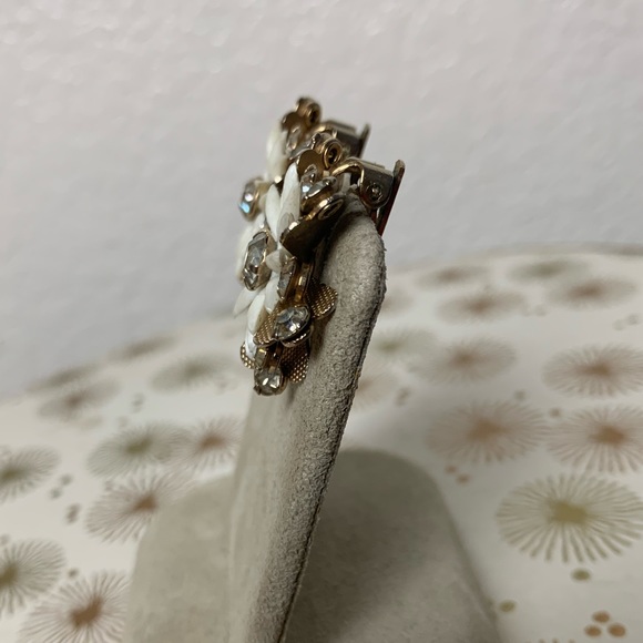 Vintage white flower crystal earrings - Picture 4 of 6